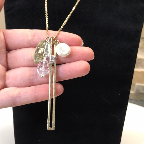 🎁 💎💎💎Canvas Goldtone & Crystal Pendant Necklace - Picture 4 of 6